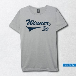 over the sky T-shirt กราฟฟิค เสื้อยืดคอกลม - ตัวอักษร ชัยชนะ นักกีฬา Winner