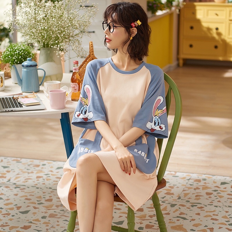 เดรสสีขาวครีม﻿ 𝗥𝗶𝗯𝗯𝗶𝘁 กระเป๋าใหญ่หูกระต่าย แขนเสื้อสีฟ้ามีลายสกรีน ตัลร๊าก พร้อมส่ง