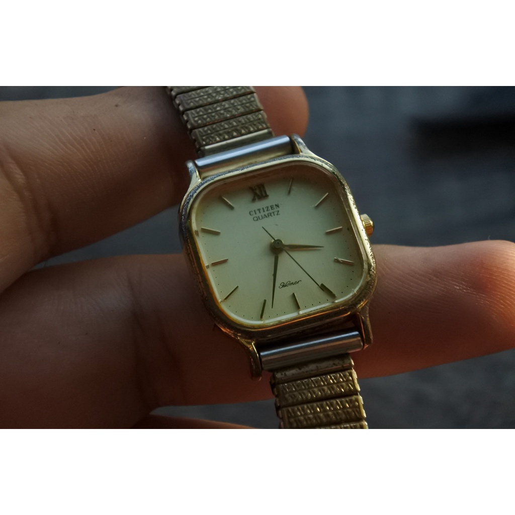นาฬิกา Vintage มือสองญี่ปุ่น CITIZEN HomerระบบQuartz ผู้หญิง ทรงสี่เหลี่ยม TV กรอบทอง หน้าทอง หน้าปัด 25mm