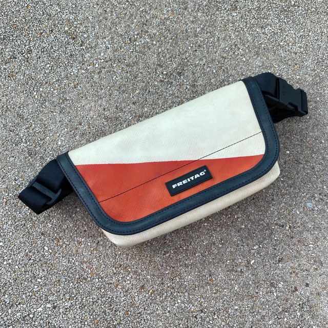กระเป๋า Freitag Messenger bag
รุ่น F153 JAMIE ผ้าใบสีขาว สกรีนสีส้ม มือ 1