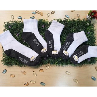 ถุงเท้าสีขาวพื้นเทา ป้าย Duck socks ราคาโหลละ 110 บาท