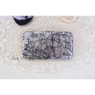 กระเป๋าสตางค์ใบยาว เฟรมเหล็ก hard case เป็นผ้าพิมพ์ลายสีเงิน metallic ตัด ดำ มือสองสภาพดี จากตู้ญี่ปุ่น