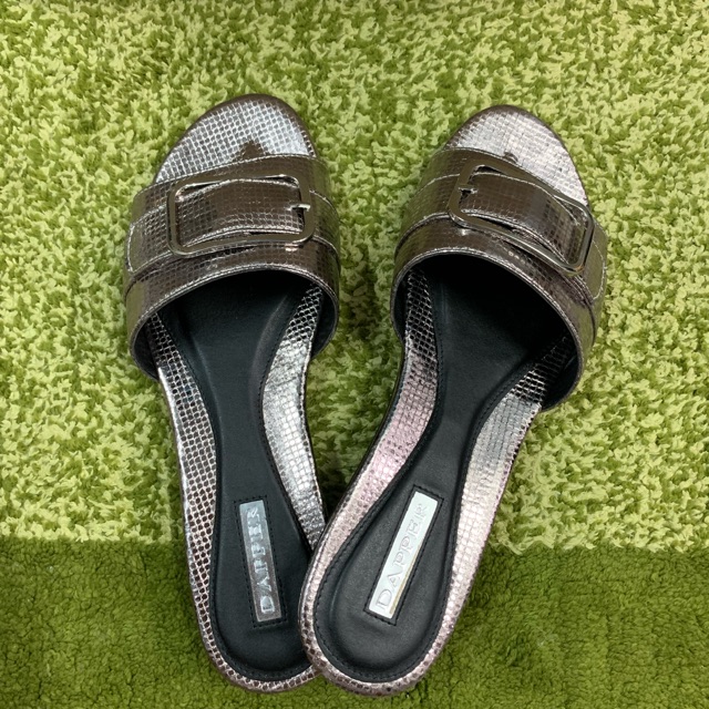 รองเท้าแตะสวมยี่ห้อ Dapper