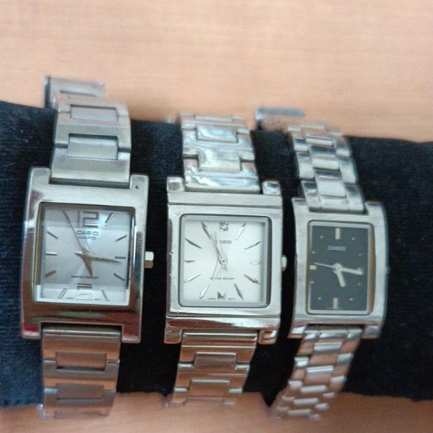 นาฬิกาแบรนด์เนม casio หน้าปัดสีเงินและสีดำ ตัวเรือนสีเงินสายสแตนเลสสีเงิน ของแท้มือสองสภาพสวย