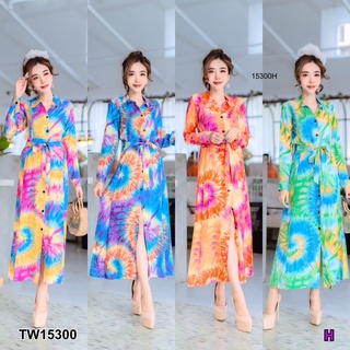 MM15300 แม็กซี่เดรสกระดุมผ่าหน้าเอวผูกโบว์พิมพ์ลายมัดย้อม	Button front slit-waist maxi dress with tie-dye print.