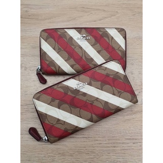 (ผ่อน0%) กระเป๋าสตางค์ Coach Signature Stripe Accordion Zip Wallet C2533 ใบยาว ซิปรอบ ลายซีสีน้ำตาล พิมพ์ลาย ขาวแดง