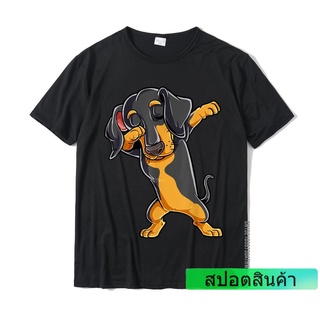 ROUND คอลูกเรือเสื้อยืดลําลอง ผ้าฝ้าย แขนสั้น พิมพ์ลาย Dabbing Dachshund เหมาะกับของขวัญเต้นรํา สําหรับผู้ชาย-4XL