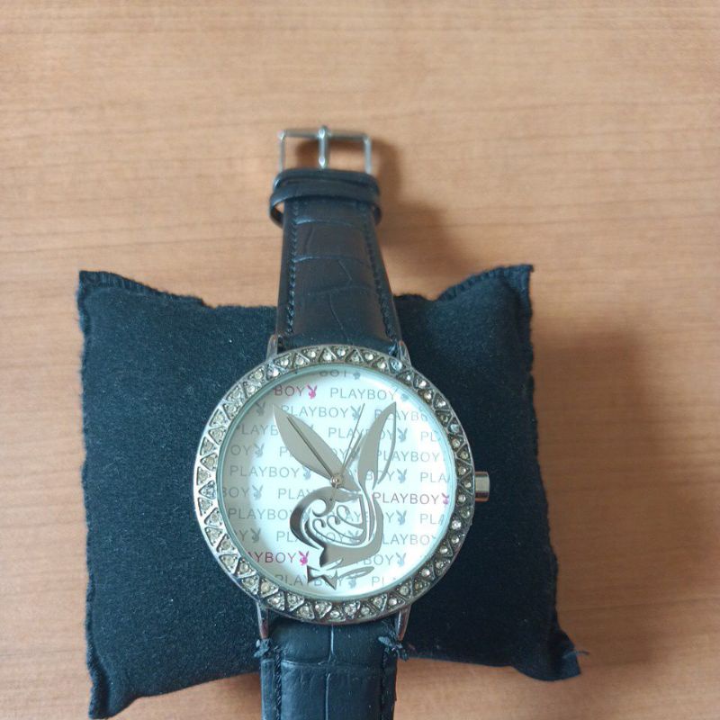 นาฬิกาแบรนด์เนม playboy หน้าปัดสีขาวล้อมเพชร สแตนเลส สายหนังสีดำของแท้ 100% มือสองสภาพสวย