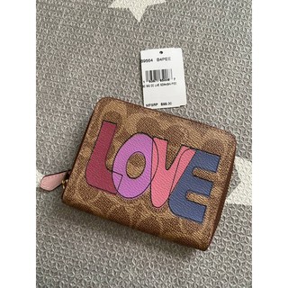 กระเป๋าสตางค์ ซิปรอบ ใบเล็ก SMALL ZIP AROUND WALLET IN SIGNATURE CANVAS WITH LOVE PRINT (COACH 89564) สีน้ำตาล ลายlove