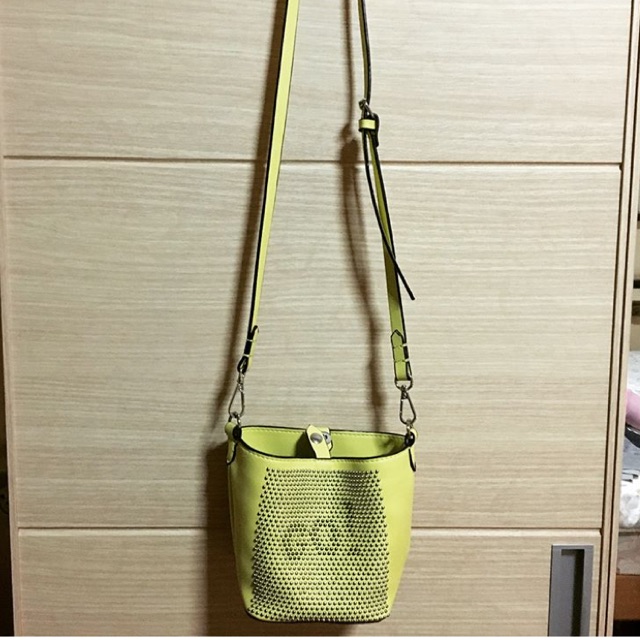 กระเป๋าสะพาย zara