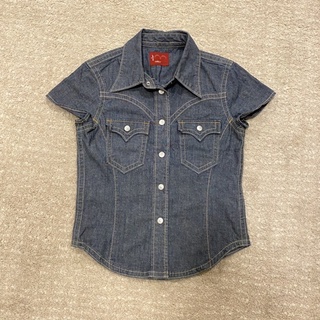 เสื้อแบรนด์ Levi’s Levis Size : S-M อก 32-34 ผ้ายีนส์ใหม่มาก ไม่มีตำหนิใดๆ