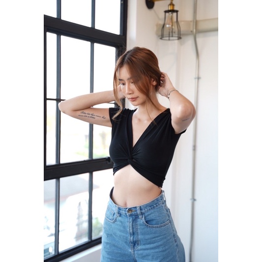 เสื้อครอปคอวีทวิสต์อก ม้วนอก ผ้าเรย่อน 18สี