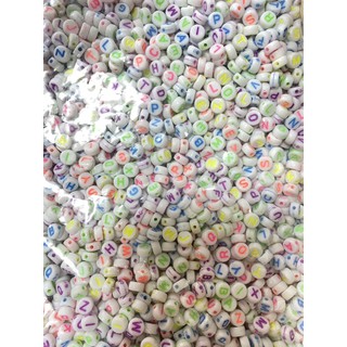ลูกปัดกลมพื้นขาวตัวอักษรอังกฤษคละสีสด ราคา 50฿ หนัก 40 กรัม