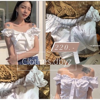 พร้อมส่งราคา220.-☁️เสื้อครอปปาดไหล่ต่อแขน แต่งโบว์หน้าอก ขอบเสื้อเย็บจีบระบายรอบตัว