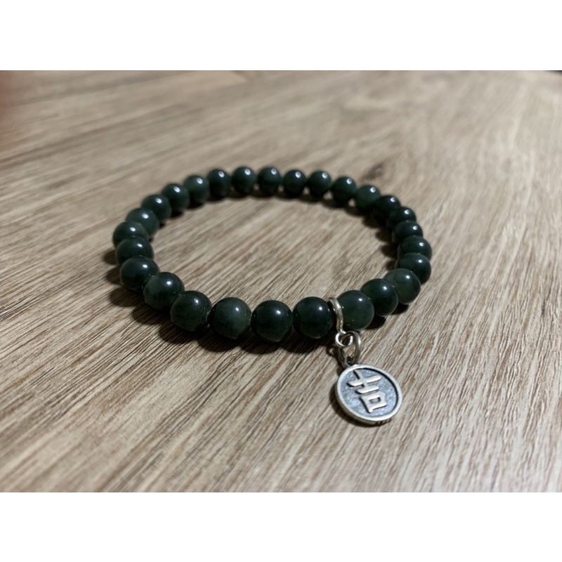 สร้อยข้อมือหยกพม่า (Jadeite / Omphacite Type A) 7.3 มม. เนื้อลำไย สีเขียวดำ ประดับ charm เงินแท้ 925