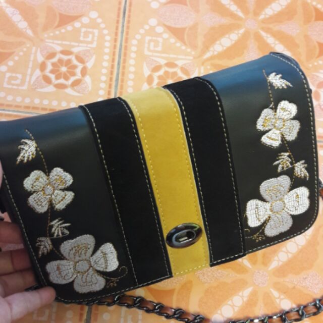 กระเป๋าcoachแฟชั่นมือสองปักลายดอกเป็นแฟชั่น