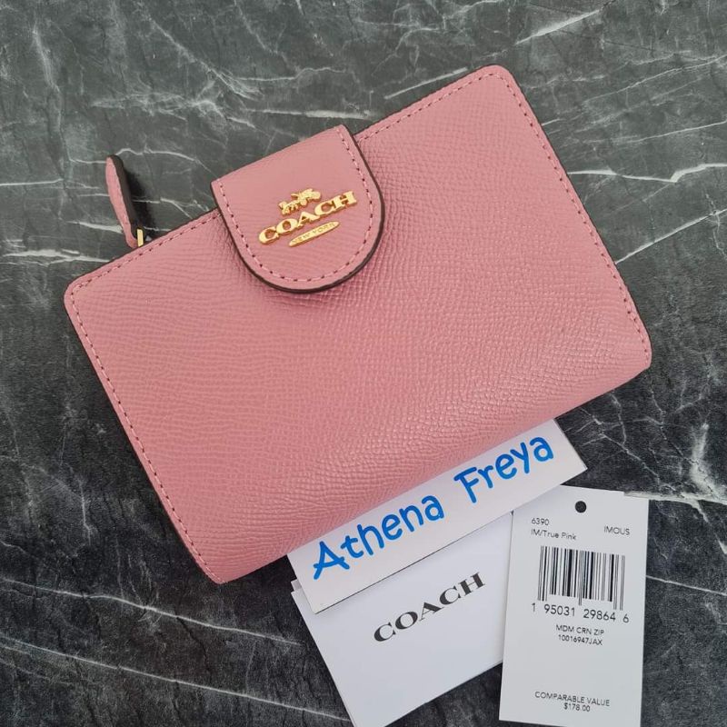 เหมือนใหม่ กระเป๋าสตางค์ สองพับ กลาง มือสองของแท้Coach 6390 Medium Corner zip Wallet 
สีชมพู True Pink