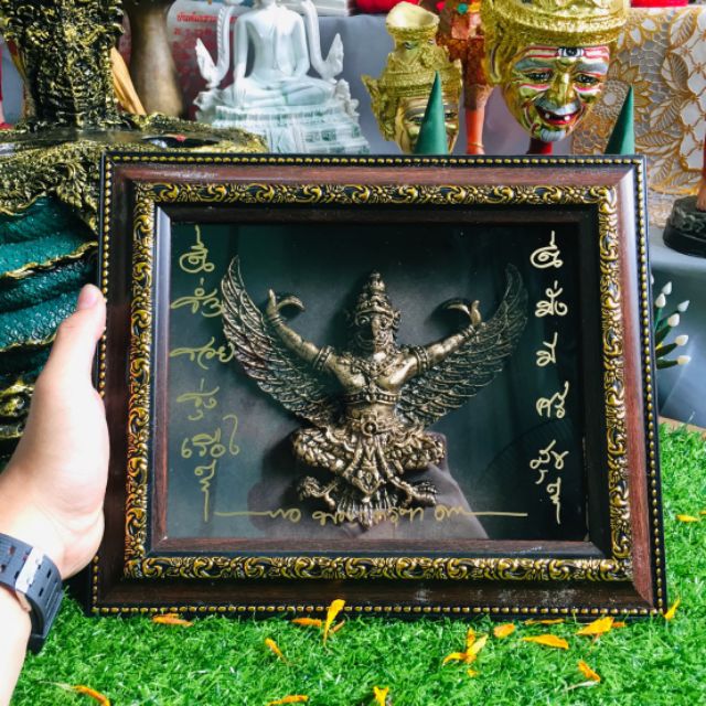 กรอบรูปปั้นองค์พญาครุฑ ขนาดA4 เป็นงานนูนสูง ด้านเป็นเป็นรูปปั้นครุฑ