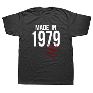 [COD]เสื้อยืดแขนสั้น ผ้าฝ้าย พิมพ์ลายกราฟฟิค Made In 1979 สไตล์สตรีท ของขวัญวันเกิด สําหรับผู้ชายS-5XL