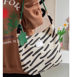Tote Bag 🪵🦓กระเป๋าสะพายข้างลายม้าลายตกแต่งด้วยที่ห้อยลายดอกไม้ น่ารักมาก