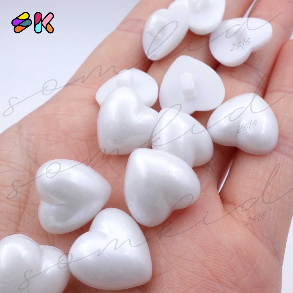 somkid กระดุมหัวใจทรงนูนสีขาวมุก มีขาสอยก้น เนื้อพลาสติก 15mm(size24L), 17mm(size28L), 20mm(size34L) ราคา ถูกที่สุด ดีลบีเคเค