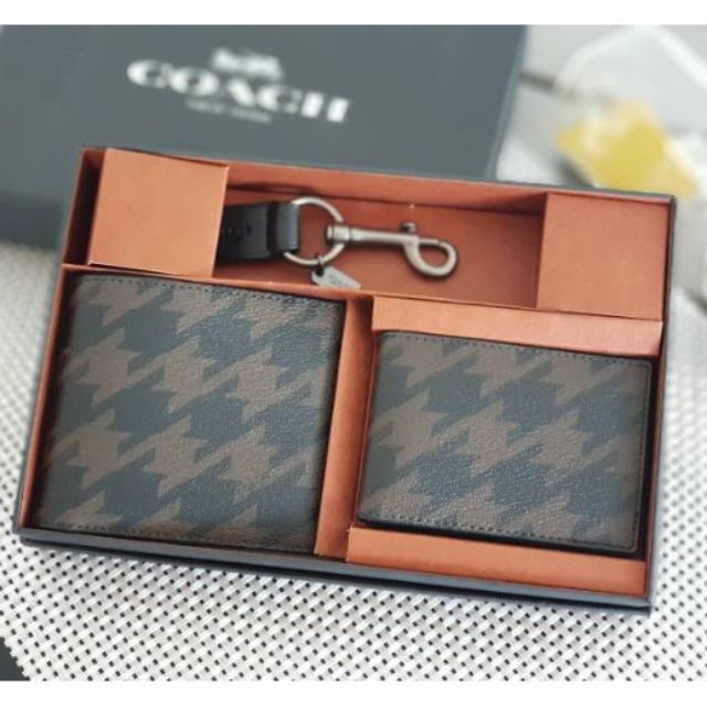 🎀 A กระเป๋าสตางค์ 2 พับเป็นเซ็ต Authentic Coach F37885 Boxed Compact ID Wallet Gift Set in Houndstooth Print