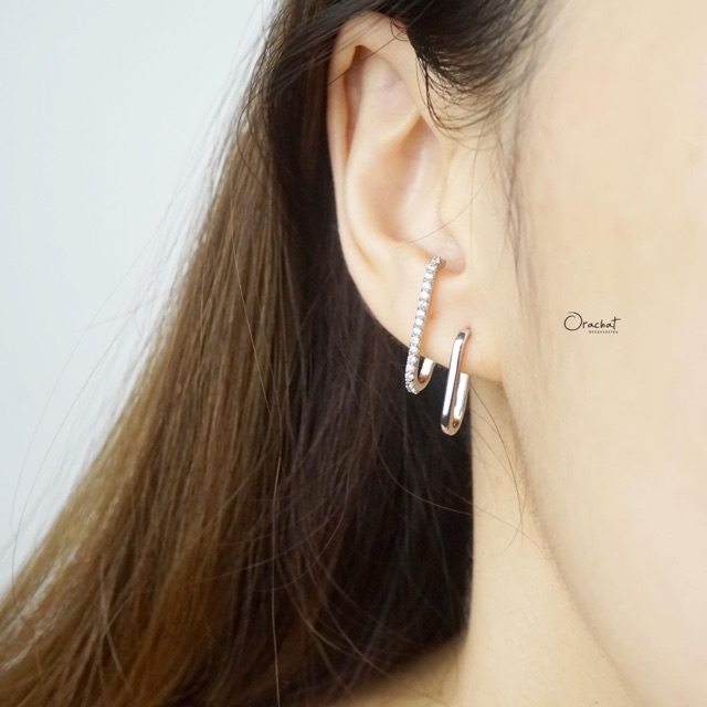 Double lines zane earrings. (ต่างหูแบบติดหู งานชุบทองคำขาว เพชร CZ)
