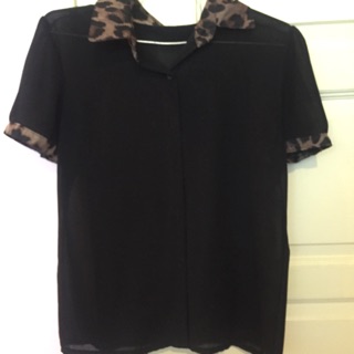 (ขายขาดทุน)Black shirt x leopard collar