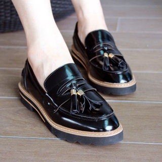 รองเท้าแฟชั่นผู้หญิง Issara Shoes สไตล์ Vintage รุ่น Classic รองเท้าหนังสีดำ มัน เงา พู่หน้า