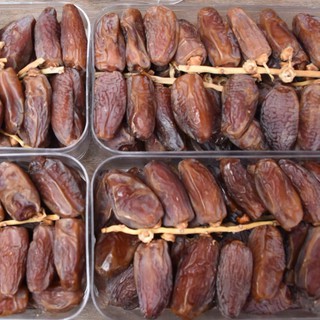 อินทผาลัมเดคเลตนัวร์ติดก้าน (Deglet Nour Dates on Branch) 500g.