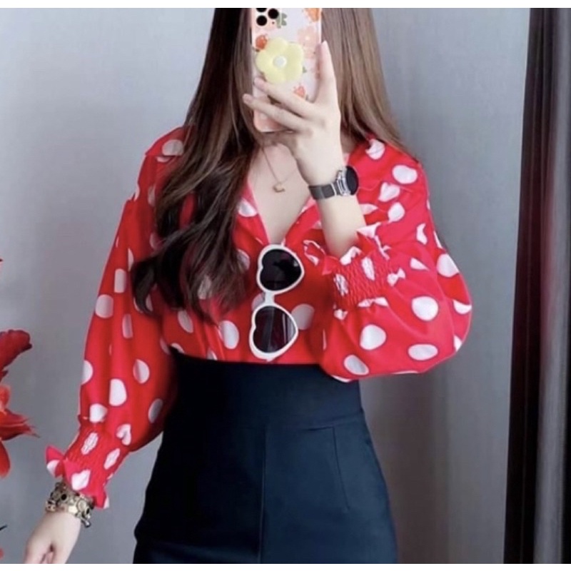เสื้อเชิ้ตแต่งปลายแขนสม็อคผ้าไหมอิตาลี ลายจุด สีเเดง