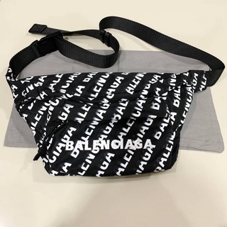 BALENCIAGA WHEEL LOGO-PRINT NYLON BELT BAG กระเป๋าคาดอก แบรนด์บาลองเซียก้า ผ้าไนล่อนสีดำ สกรีนตัวหนังสือโลโก้