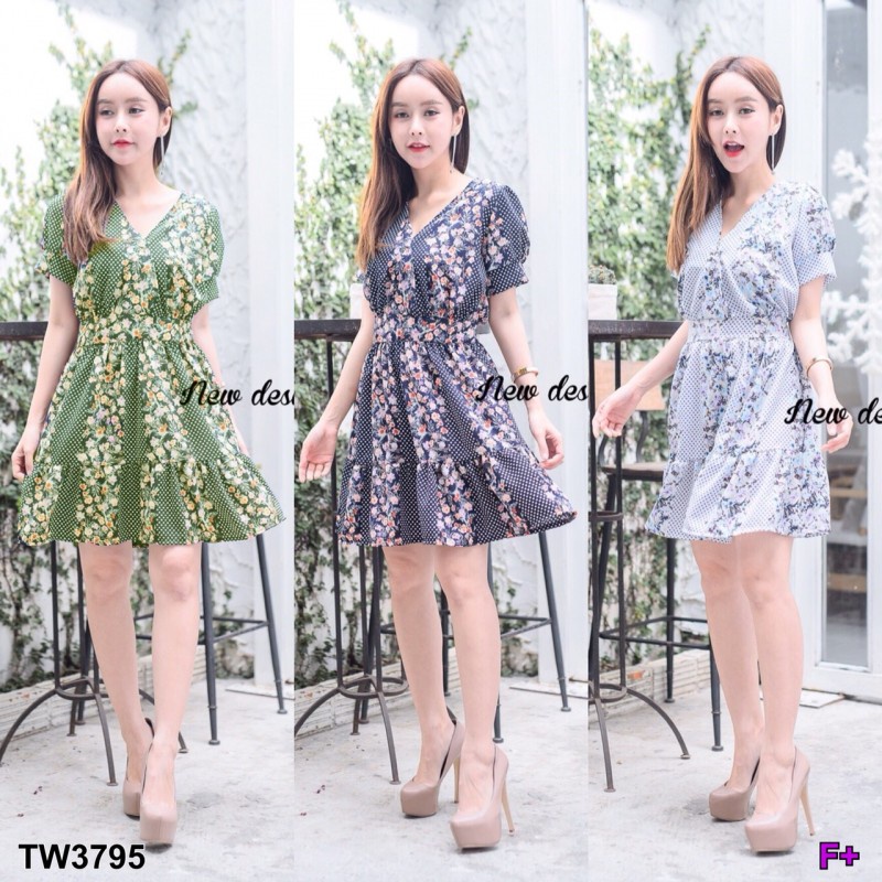 TwinsShopVip💗พร้อมส่ง TW3795 ชุดเดรสคอวี พิมพ์ลายดอกกราฟฟิก