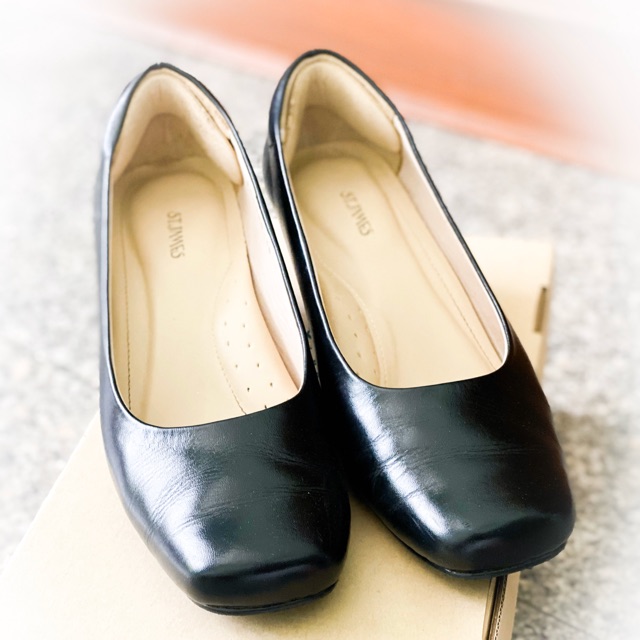 St James black shoes