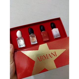 1850 ชุดรวมน้ำหอมสำหรับผู้หญิง จาก Giorgio Armani  ในชุดประกอบด้วย - Si Eau De Toilette Pour Femme 7ml - Si Eau De