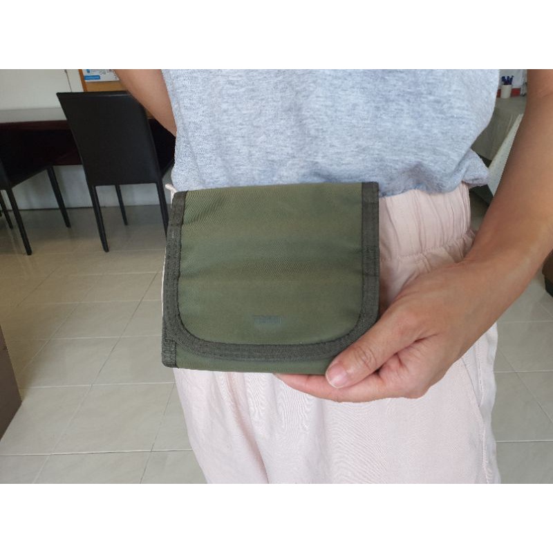 ESPRIT กระเป๋าสตางค์ สีเขียวทหาร