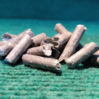 1 กิโลกรัมเปลือกไม้สน100%ผสม Activated charcoal  สำหรับรองกรง กระต่าย แมว