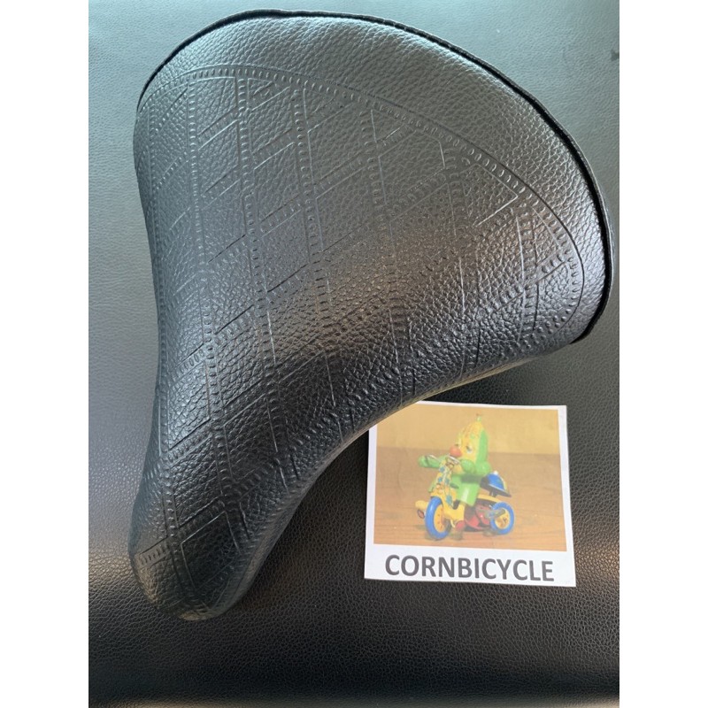 อานจักรยาน เบาะจักรยาน ทรงมินิอัดลายแม่บ้าน กว้าง หนานุ่ม มีสปริง โครงเหล็ก มีสีดำบอน และ สีดำล้วน - รูปที่ 3