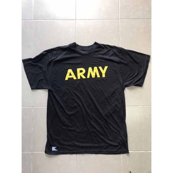 เสื้อยืด ARMY. Made in USA มือ 2  สกรีนสีเหลืองมีรอยเเตกเล็กน้อยครับ ไซค์ M อก 20   ยาว29  ราคา 150  บาท