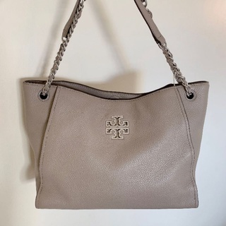 Tory Burch Britten Small Slouchy tote แท้100%  แม่ค้าคนไทยมีหน้าร้านไอจีค่ะ