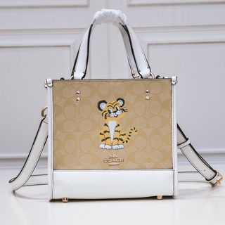 ของแท้ 💯%Coach Year of the Tiger Limited Dempsey22 Tote Bag (สีขาว) กระเป๋าสะพายสตรี C7001