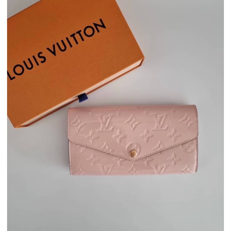 (ผ่อน0%) กระเป๋าสตางค์ New Louis Vuitton LV SARAH DC20 monogram หนังแก้ว สีชมพู
