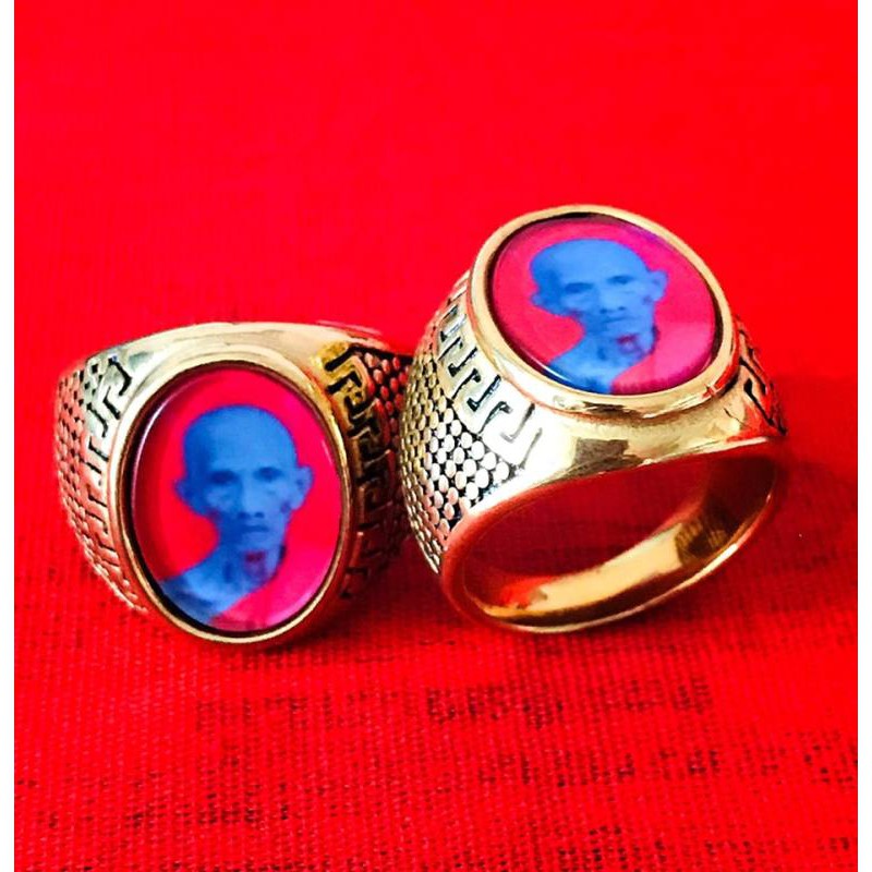 แหวนหลวงพ่อรวย หลวงพ่อรวย เสริมดวงการเงิน หลวงปู่รวย วัสดุงาน 18k ไม่ลอกไม่ดำ มีบทสวดมนต์ให้ จัดส่งเ