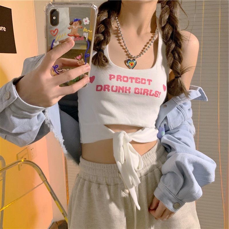 In summer, the new Korean style short t-shirt shows the navel, the girl wears a vest inside, and the girl designs ins with a spicy top hanging from her neck.