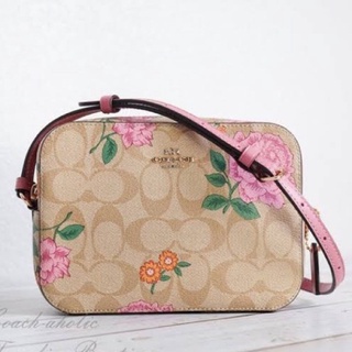 (ผ่อน0%) กระเป๋าสะพายข้าง COACH 2465 MINI CAMERA BAG IN SIGNATURE CANVAS สะพายข้างลายซี สีครีม ลายดอกกุหลาบ สีชมพู