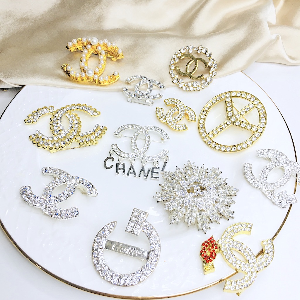 เข็มกลัดผู้หญิงเกาหลีหรูหรา เข็มกลัดตัวอักษรยี่ห้อ ปักหมุดบนเสื้อผ้า สีเงิน