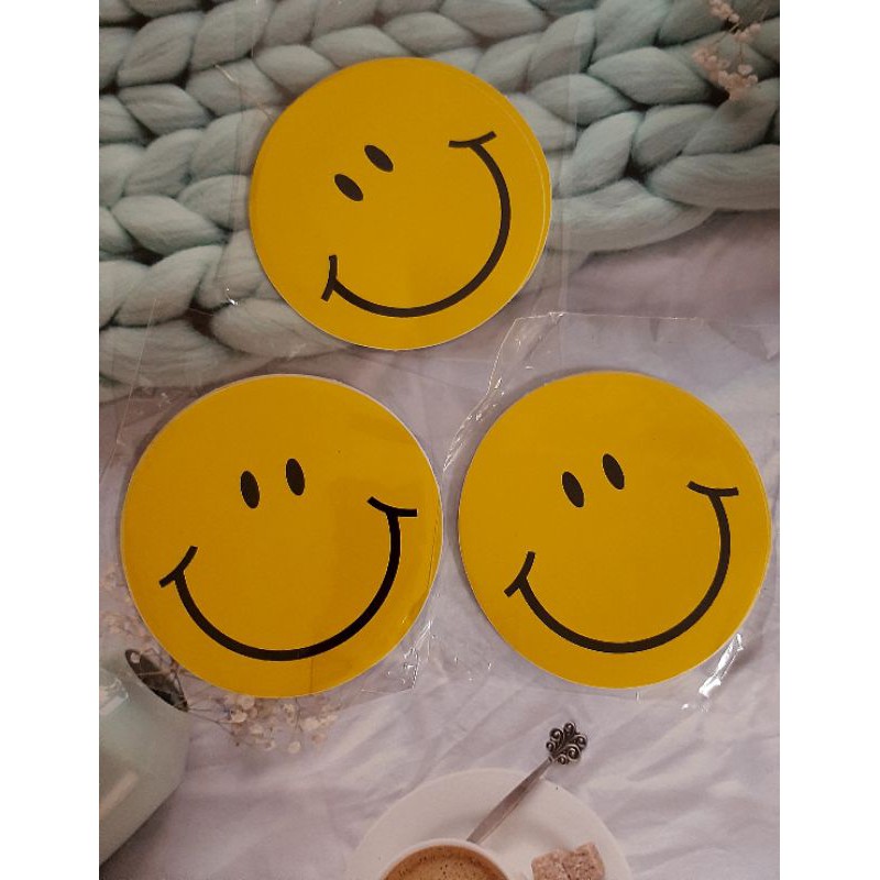 สติ๊กเกอร์ หน้ายิ้ม ยิ้มสดใส น่ารัก ขนาดใหญ่สุด ความรักทำให้เรายิ้ม ยิ้มสดใส ราคา/1ชิ้น (ศูนย์กลาง 4.6นิ้ว)