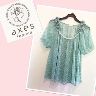 เสื้อชีฟองสีเขียว ลาย polka dot จุดขาว แต่งผ้าและลูกไม้ช่วงคอถึงบ่า แบรนด์ axes femme อกFreesize ยาว25”