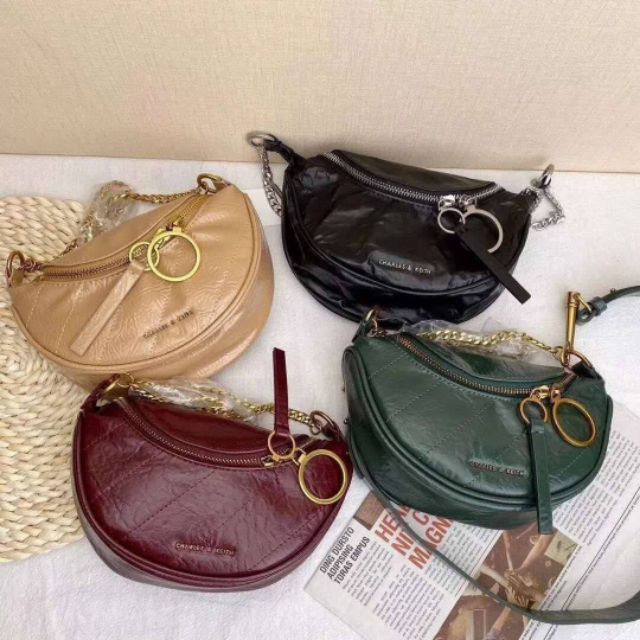 charles&keith
กระเป๋าคาด-อก