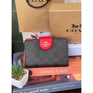 🎊💖🌇🚜@1,140.-📍(ลดพิเศษ 7 %) 💯 🛒🛒Big Discount 2022🛒🛒COACH MEDIUM CORNER ZIP WALLET IN SIGNATURE CANVAS